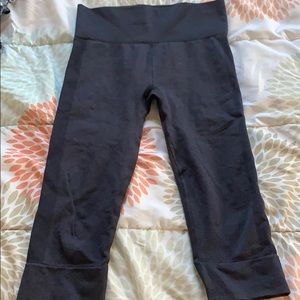 Lululemon size 6 navy below the knee leggings